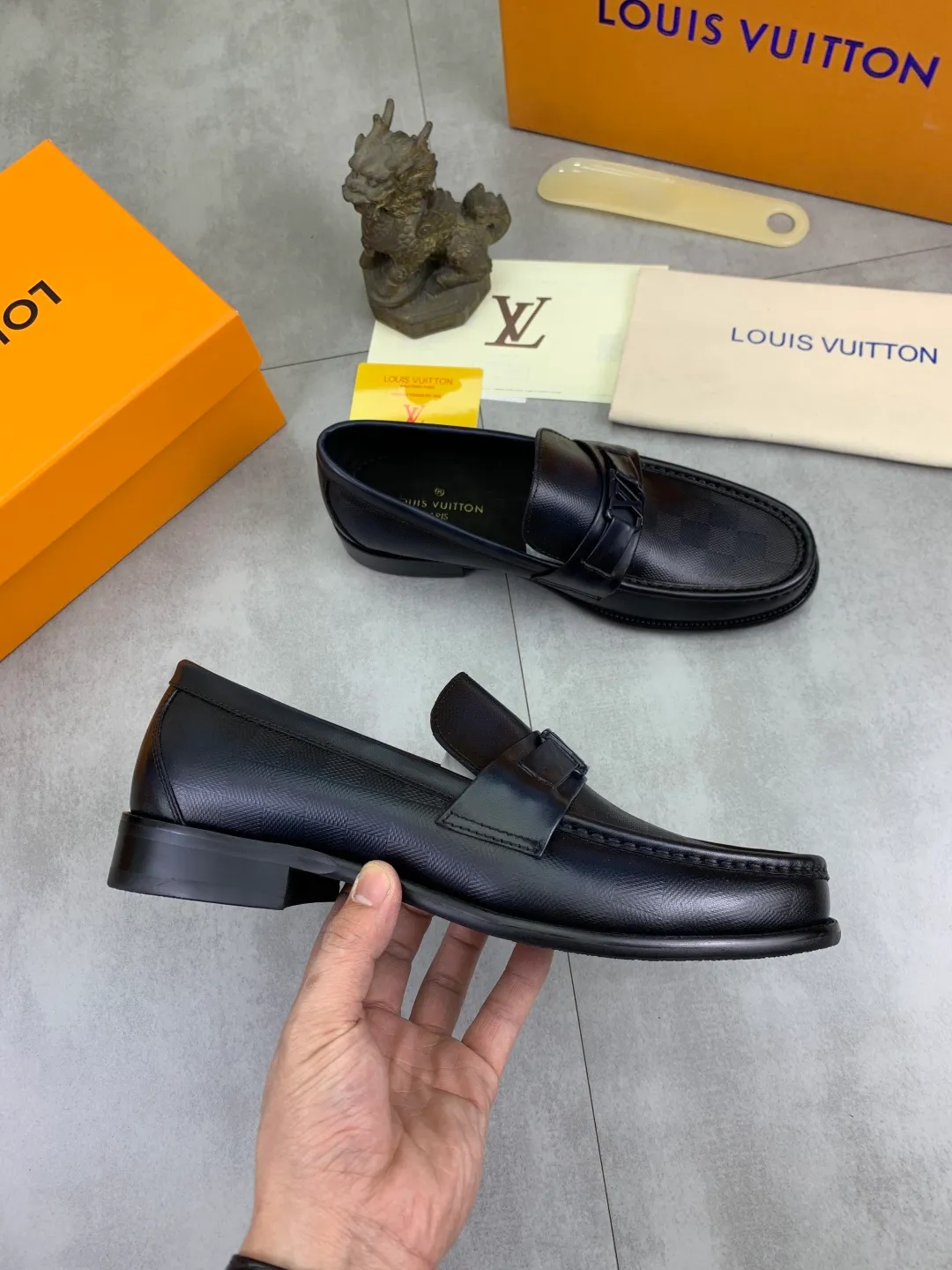 Men's men's shoes 💰P520 New style 💶[LOUIS VUITTON] Water-dyed Niuli Original order New style 🍀LV Louis Vuitton *——Top version of LV classic leather shoes! Made of imported original calfskin, original leather side strips and wear-resistant high-end rubber outsole! High quality products! Color: Black optional Size: 39-44 (45 customized)